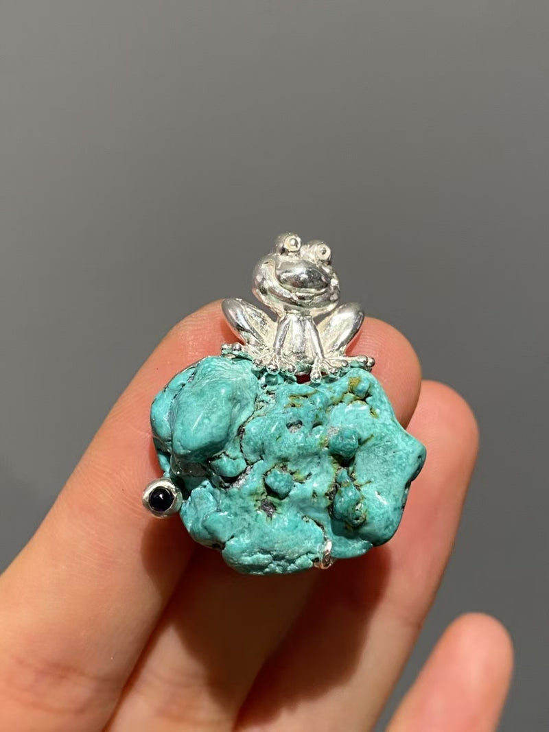 Natural Turquoise Sri Lankan Sapphire Frog Brooch, Pendant.a one-of-a-kind piece in the world